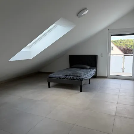公寓 Moderne 4-zimmer-wohnung Mit Balkon, Fernblick, Parkplatz, Wlan, Einbaukueche, Bad & Gaeste-wc *