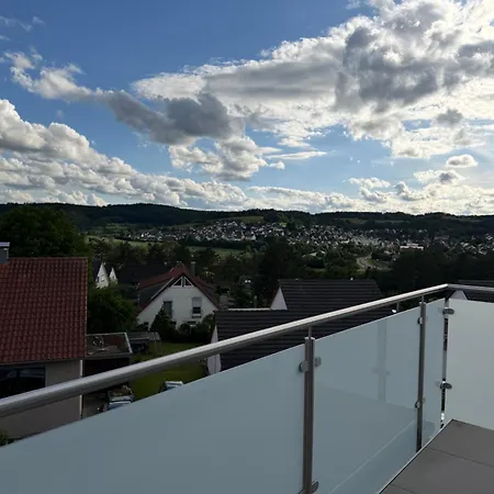 Apartamento Moderne 4-zimmer-wohnung Mit Balkon, Fernblick, Parkplatz, Wlan, Einbaukueche, Bad & Gaeste-wc *
