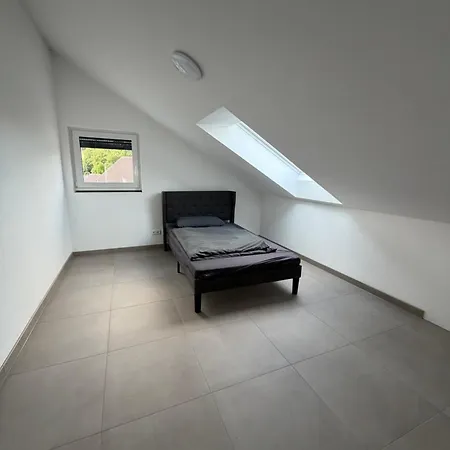 Moderne 4-zimmer-wohnung Mit Balkon, Fernblick, Parkplatz, Wlan, Einbaukueche, Bad & Gaeste-wc *
