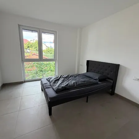 Apartamento Moderne 4-zimmer-wohnung Mit Balkon, Fernblick, Parkplatz, Wlan, Einbaukueche, Bad & Gaeste-wc